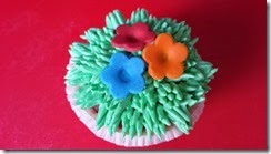 Frühlings-Cupcakes - Oster-Cupcakes - Blumenwiese aus Buttercreme mit Fondantblumen