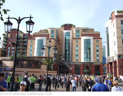 'Fans outside Stamford Bridge' photo (c) 2006, Ben Sutherland - license: http://creativecommons.org/licenses/by/2.0/