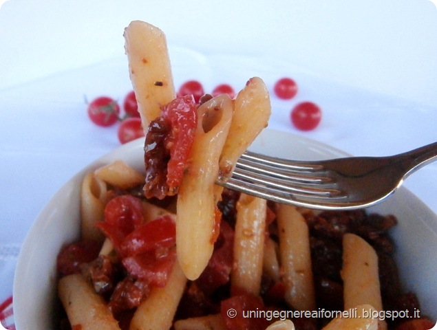 pasta pomodori secchi pomodorini insalata capperi peperoncino