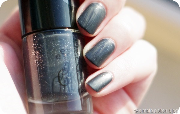 Essence Black to the Roots Floral Grunge Swatch Lacke in Farbe und Bunt Anthrazit