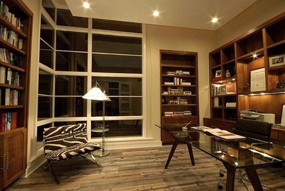 Moderno cuarto de estudio con estanterías empotradas de madera 