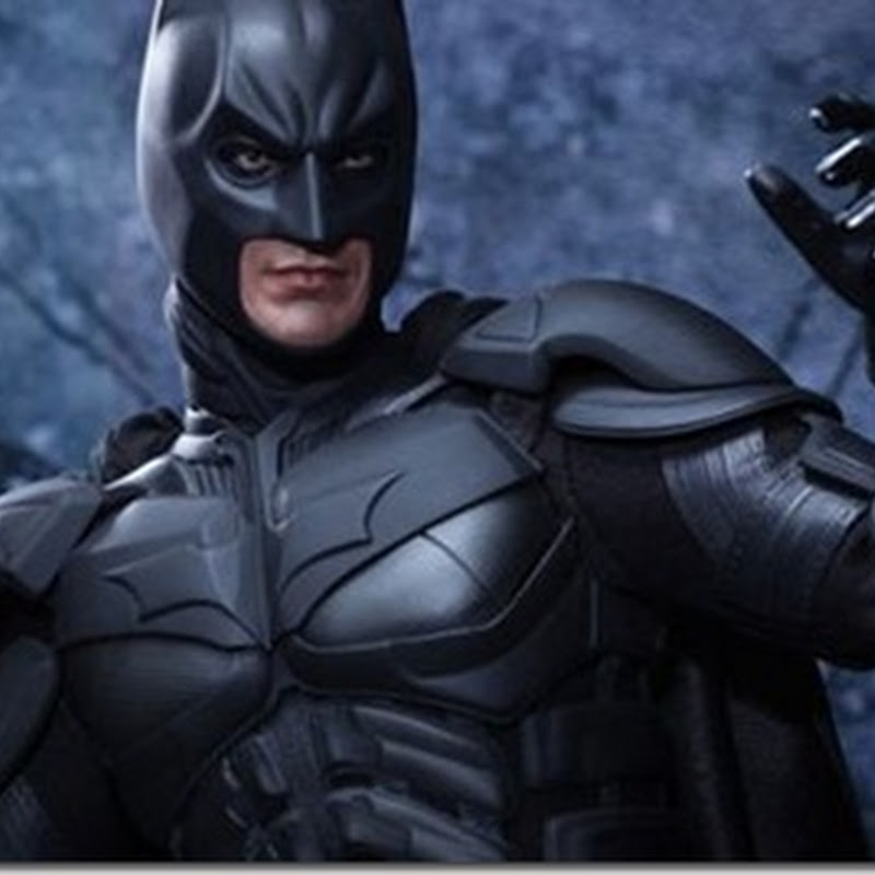 Dieser 18 Inches große Dark Knight ist die ultimative Batman Actionfigur