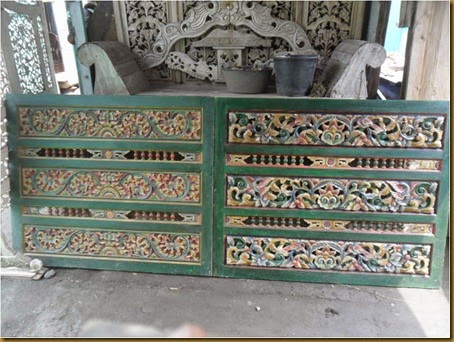 Hiasan dinding ukiran kayu jati dengan motif ukir etnis Hiasan dinding ukiran kayu jati dengan motif ukir etnis