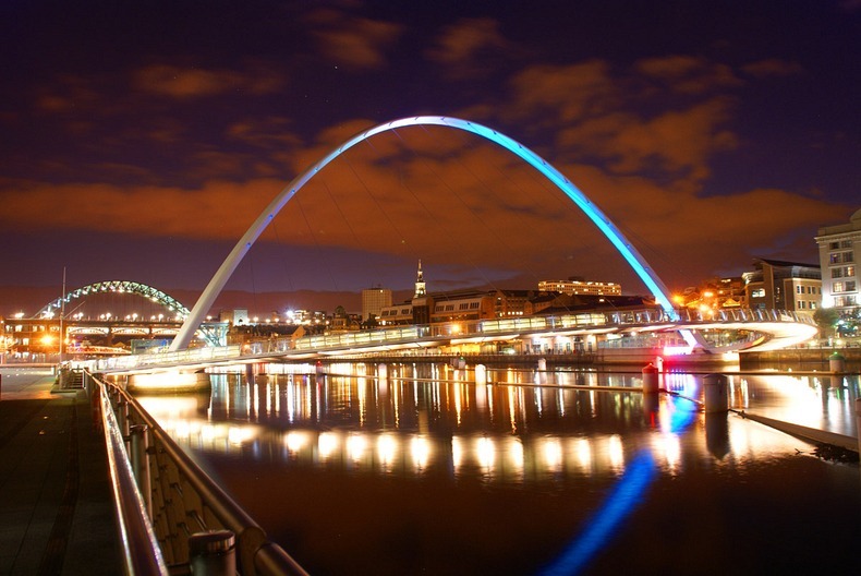  الجسر المائل الوحيد في العالم .. Gateshead-millennium-bridge-86