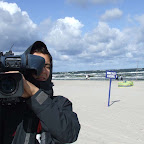 A to już na plaży w trakcie kręcenia zdjęć - Pan Michał kręci ujęcie. Jak widać troszkę wieje...i to nawet bardzo.