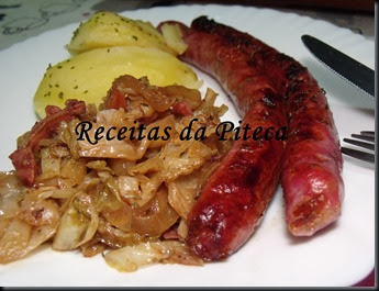 Salsichas à alsaciana- perto Salsichas à alsaciana- perto