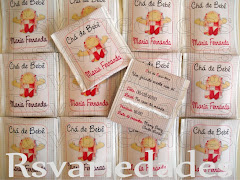 Sachê de chá
    : R$2,00 unid (min.30 unids).
    : Cento= R$180,00.
    : Sabores camomila, erva-cidreira ou chá preto.
    : Pode-se optar na escolha de mais de um sabor (min. 20 unids por sabor).
    : Personalização feita através de etiqueta personalizada e não por impressão na embalagem. O sachê já vem com o saquinho dentro.
    : Criamos uma etiqueta personalizada que colamos por cima de um sachê comum que encontramos no supermercado do tipo que já vem lacradinho na lateral. 
    : Assim o conteúdo fica preservado.