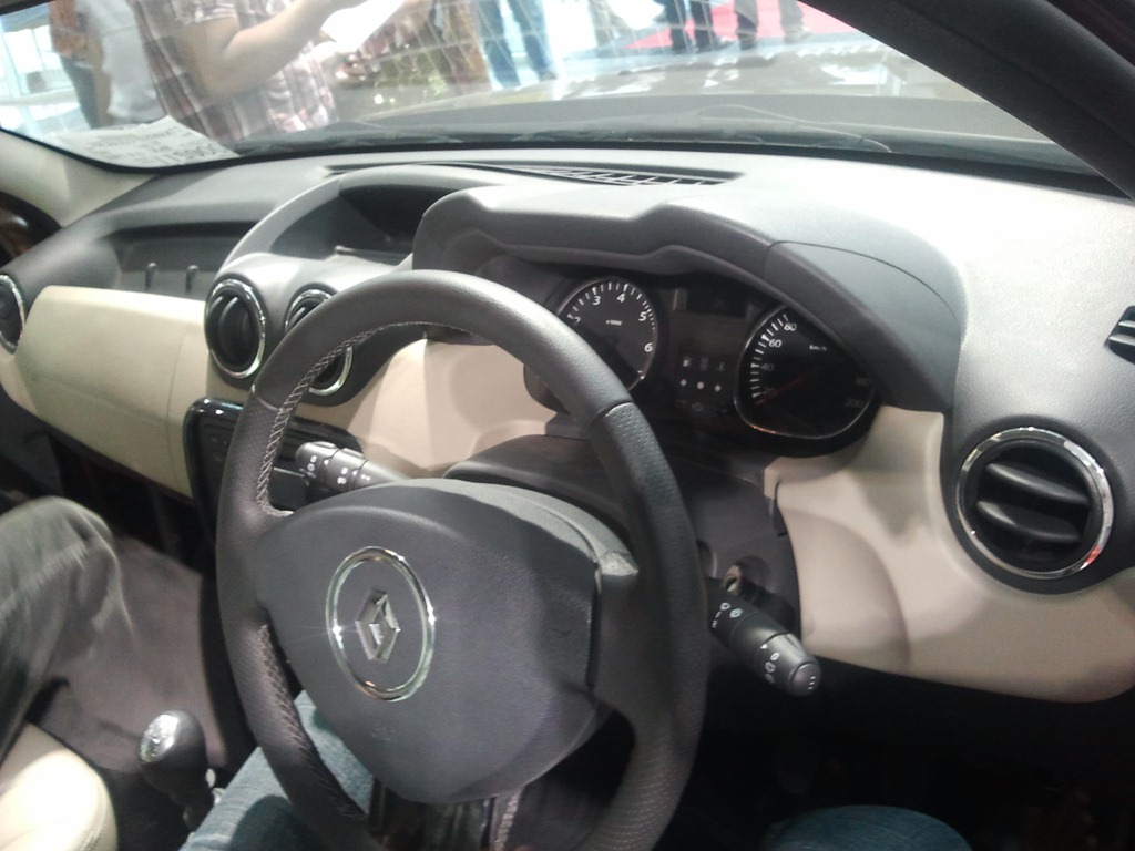 [Renault%2520Duster%2520interior%25201%255B4%255D.jpg]