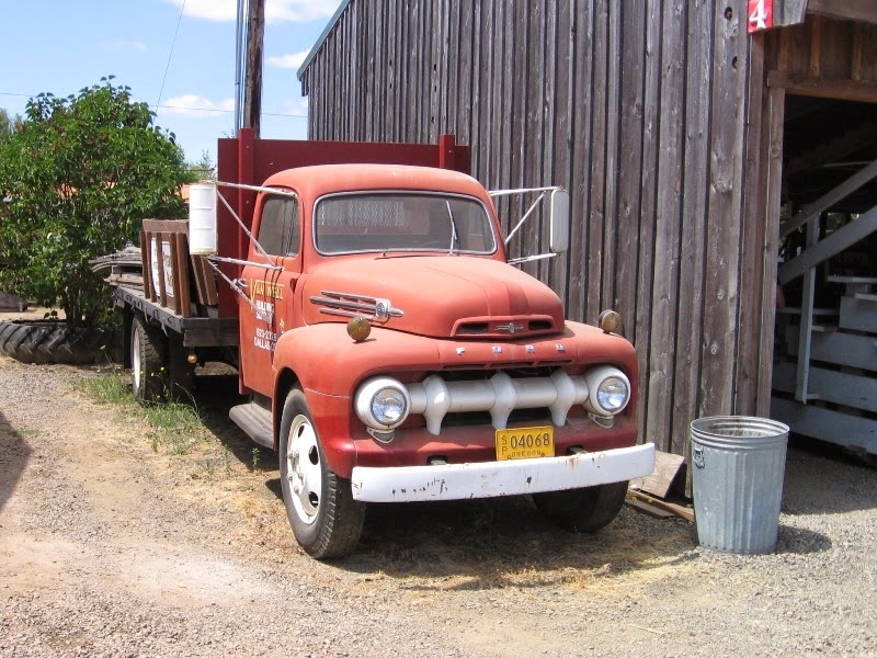 [IMG_7936-1952-Ford-Flatbed-Truck-at-%255B2%255D.jpg]