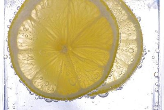 clean-your-windows-with-a-lemon-21378699