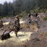 Welirang sulphur harvest (Heinz von Holzen, August 2006) Welirang sulphur harvest (Heinz von Holzen, August 2006)