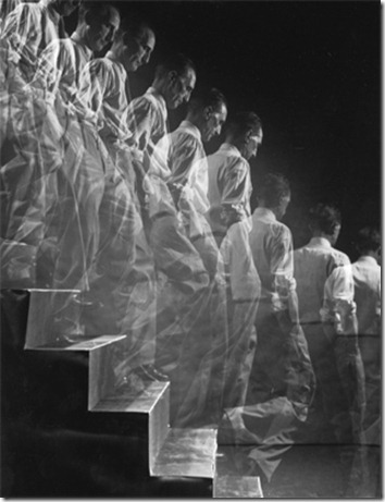 Duchamp descending a staircase. Eliot Elisofon. 1952.