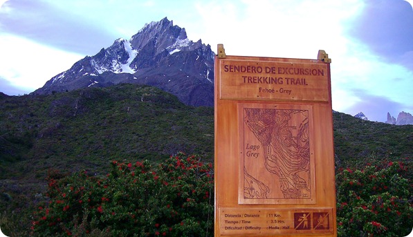 Placa indicando início da trilha Pehoé-Grey com o Cerro Paine Grande ao fundo