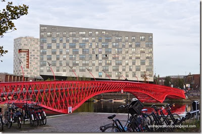 Amsterdam. Edificio The Whale (la ballena) con puente rojo - DSC_0198