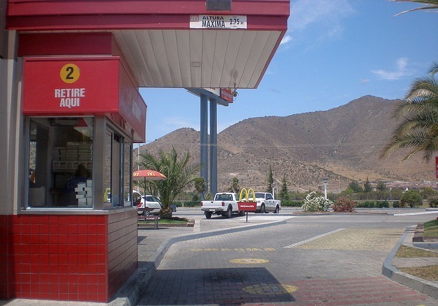 4 pessoas que tentaram comer no McDonalds e enlouqueceram - www.deubandeira.com.br macdonalds-deubandeira-capa2