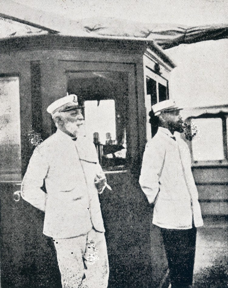 El capitan Don Ricardo Terrasa y el piloto Don Jorge Bennasar en el puente del MIRAMAR, año 1909. Del libro La Marina en las Baleares.jpg
