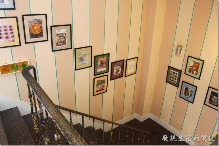 台南-瑪莉洋房(Marie's House)的樓梯間掛著許多的美食照片。