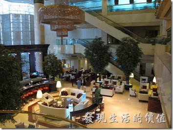 上海-齊魯萬怡大酒店。飯店早餐用餐的地方，也是晚餐Buffet用餐的地方。