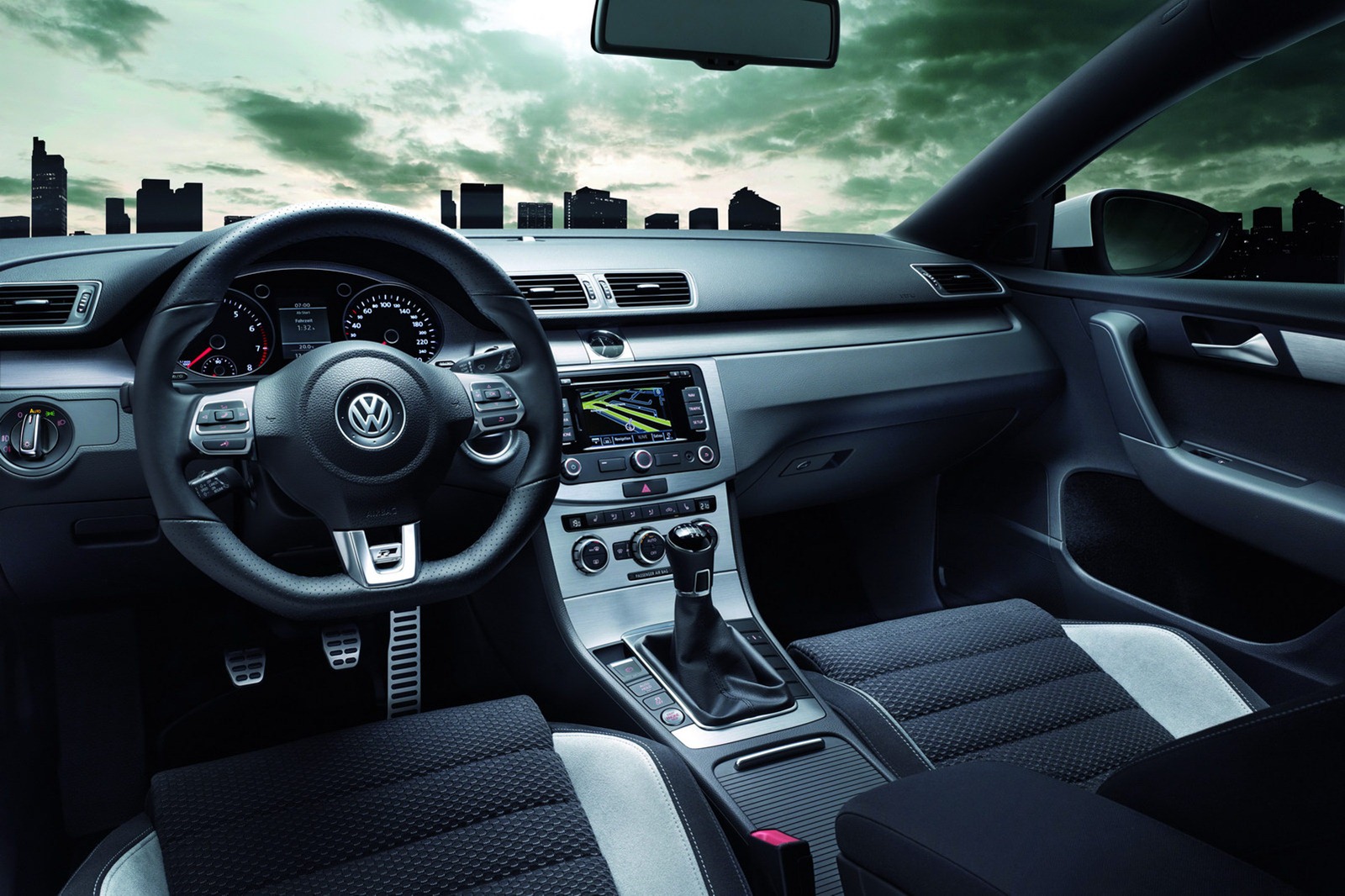 UN: Der neue Volkswagen Passat Limousine und T-Modell R-Line-Modelle in  Europa eingeführt