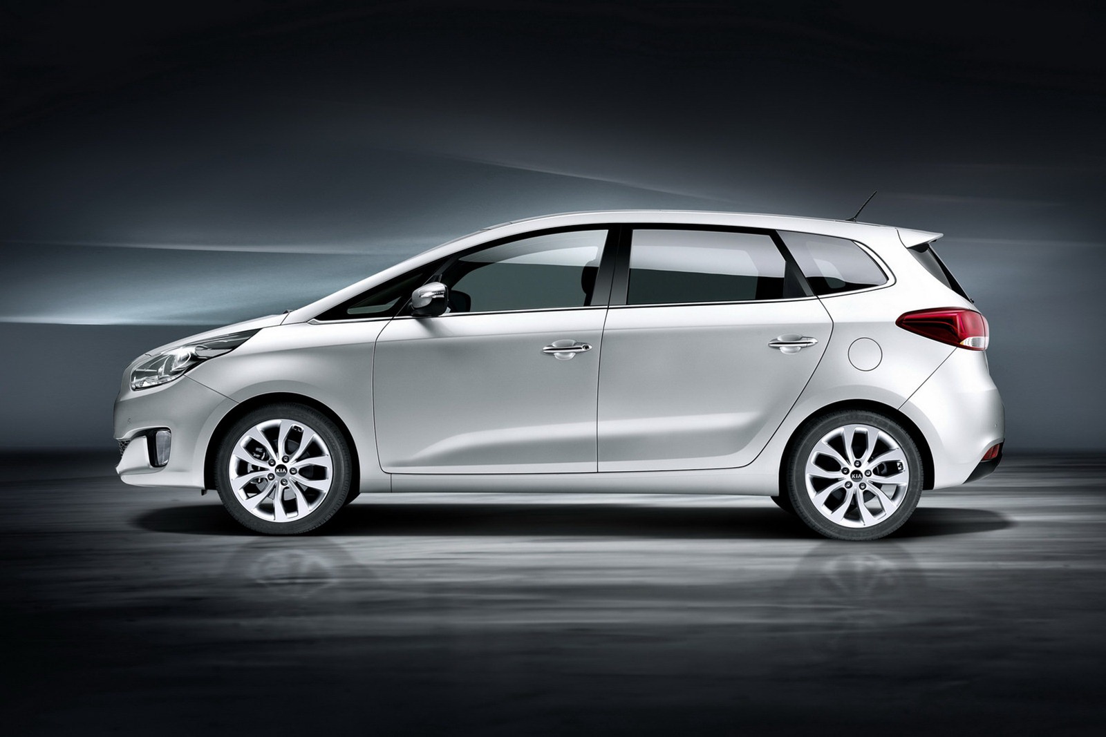 2013-Kia-Carens-MPV-2[2].jpg