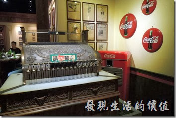 台北-佩斯坦咖啡館。古董打字機，一樓二樓各有一台。
