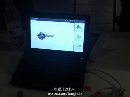 几乎是全场唯一跑着Linux的电脑