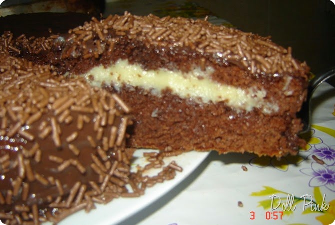 Bolo-de-chocolate-com-recheio-de-brigadeiro-branco Bolo-de-chocolate-com-recheio-de-brigadeiro-branco