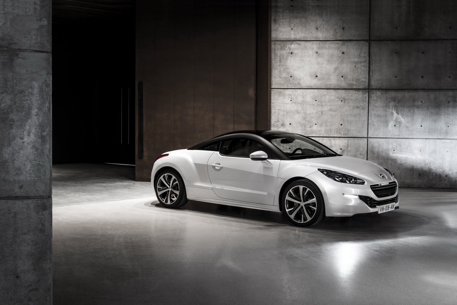2013-Peugeot-RCZ-14[2].jpg
