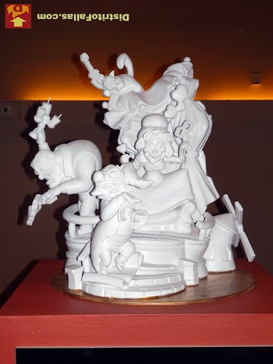 Falla General Barroso-Litógrafo Pascual y Abad 2015. Lema: "Comença l'espectacle". Artista: Luis Espinosa