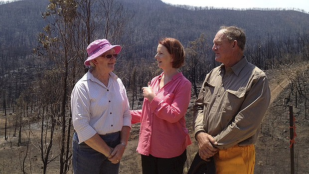 Prime Minister Julia Gillard speaks with Jeanette and Bob Fenwick, who lost their property in the Coonabarabran fire. Photo: Jacky Ghossein / SMH