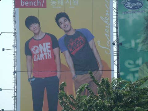 [Siwon%2520and%2520Donghae%2520Bench%2520Billboard%2520close%2520up%255B5%255D.jpg]