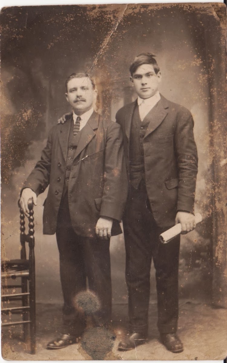 Fotografía de Indalecio y su hijo Leopoldo, enviada por este último a su madre desde Valencia el 15 de marzo de 1919, aprovechando una escala. Foto remitida por Indalecio A. Alvarez Gonzalez. Nuestro agradecimiento.jpg