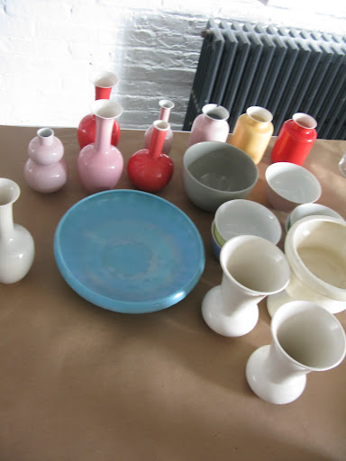 More Middle Kingdom vases, mixed with some other urn-shaped vases and bowls.