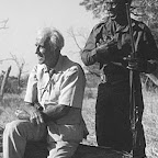 Norman Carr in älteren Jahren mit seinem Scout © Foto: Archiv Norman Carr Safaris