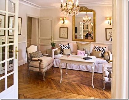 large_5-Oak-floors-in-living-room-overstuffed-armchairs-chandelier-web