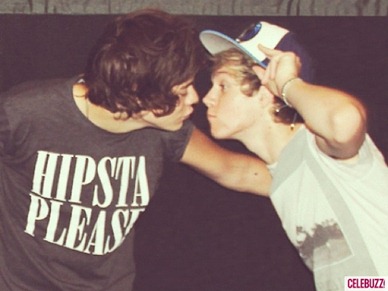 Harry-and-Niall-Kissing-bromance-moments-Instagram-580x435