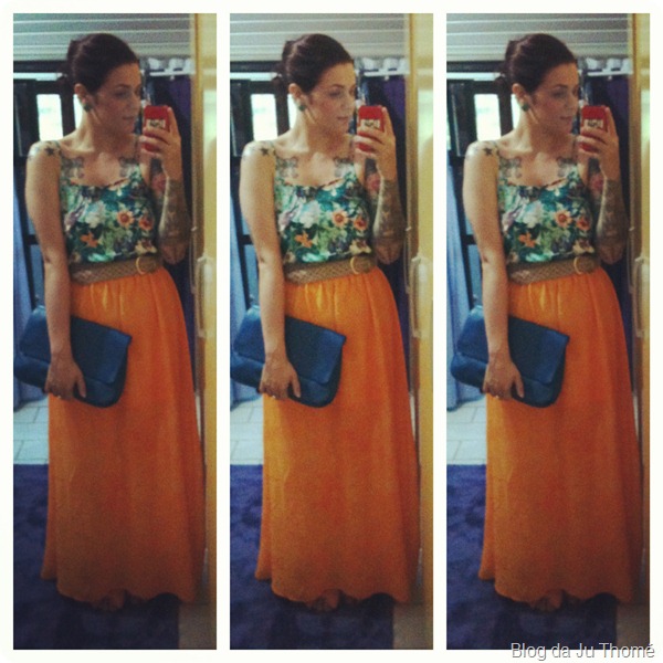 look tropical, saia laranja, blusa estampada e maxi clutch azul