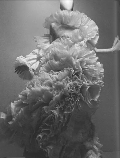 This dress reminds me of an old Hollywood glamour. 