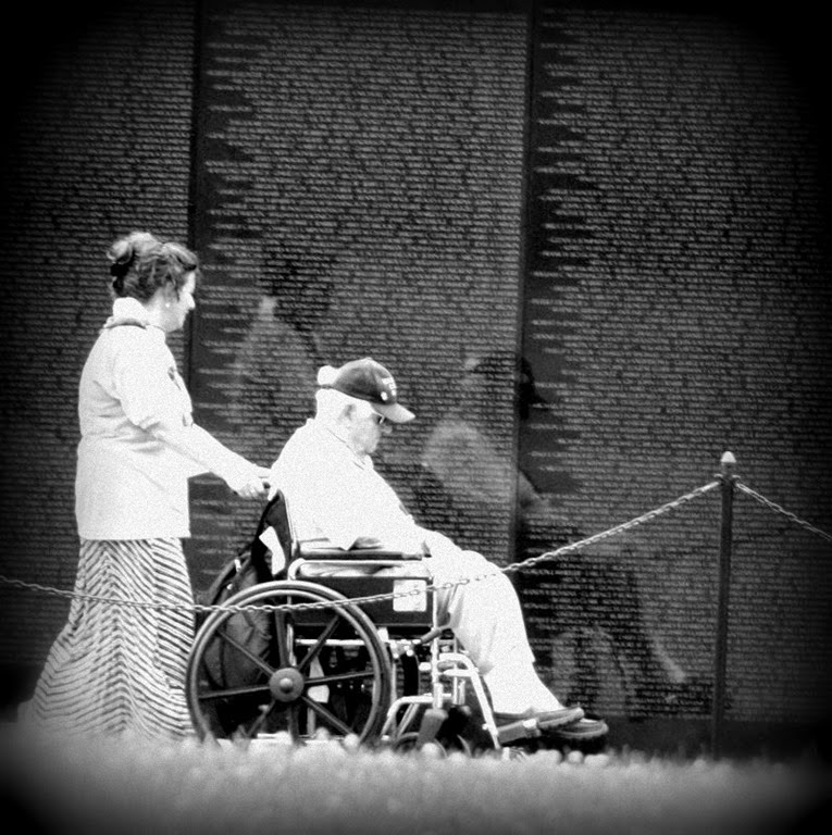 [vietnam-memorial-washigton-dc-veteran-wheelchair%255B8%255D.jpg]