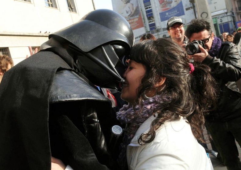 kissing-protest-4 kissing-protest-4