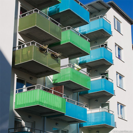 Gröna och blåa balkonger på husen vid Fyrisvall