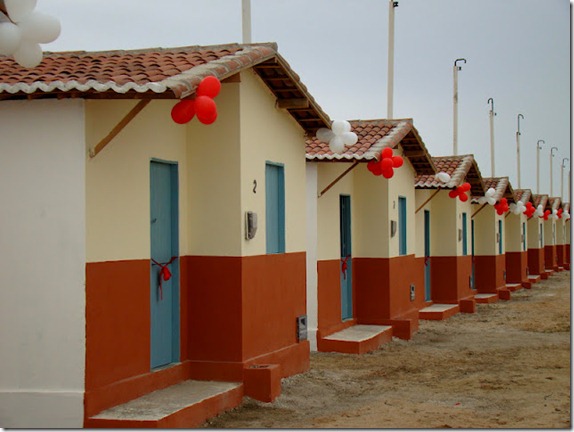 CASAS QUE INTEGRAM A VILA LUIÍZA MACHADO, NA COMUNIDADE DE AREIAS ALVAS, EM GROSSOS