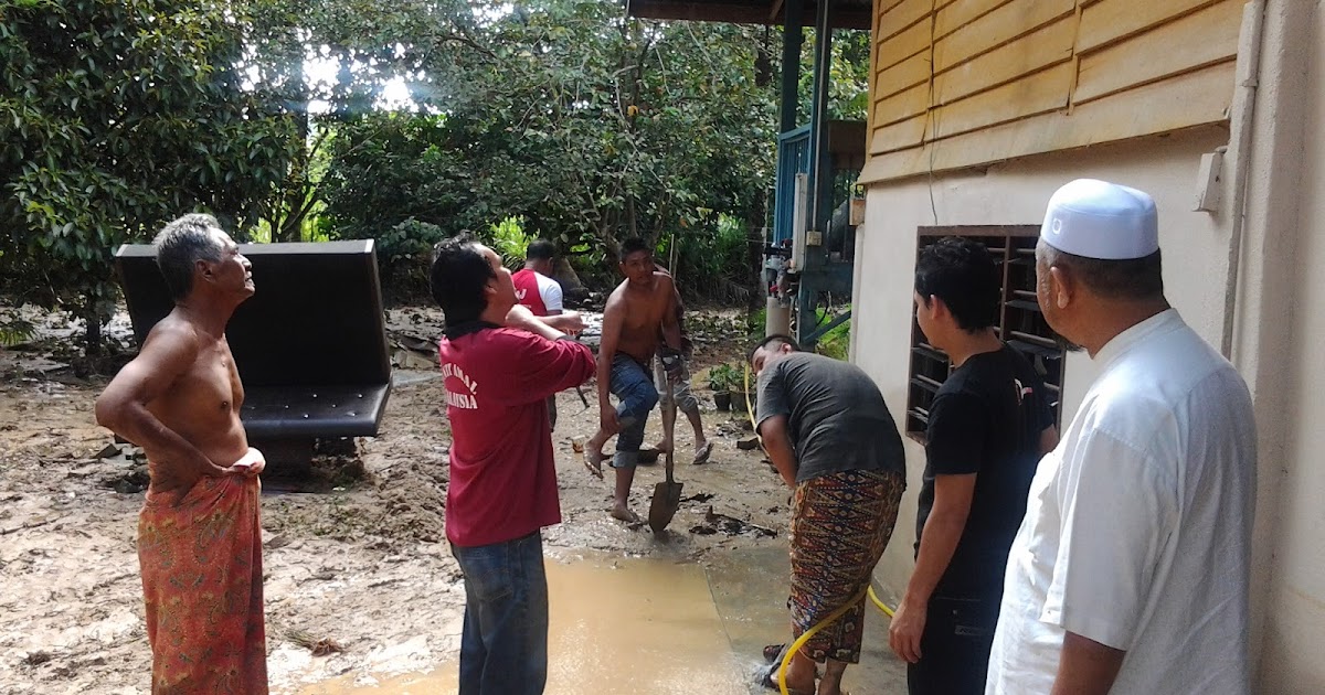 BANJIR PAS berusaha membantu mangsa terjejas teruk. ~ Perakite Daily™
