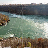 Cruzando o rio Niaagara de bonbinho - Niagara Falls, Ontario, Canadá