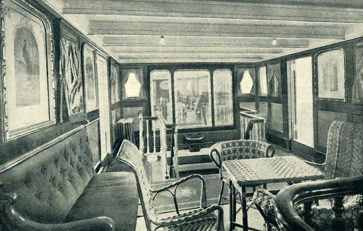 Salón fumador del CIUDAD DE CADIZ. Foto del LIBRO DE INFORMACION PARA EL PASAJERO. COMPAÑÍA TRASATLANTICA. AÑO 1919.JPG