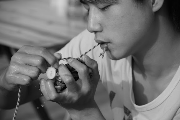 Shanghai - Marché poisson - Jeune homme au crabe N&amp;B