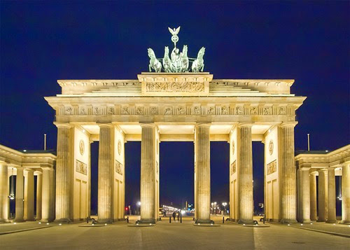 800px-Berlin_Brandenburger_Tor_Nacht