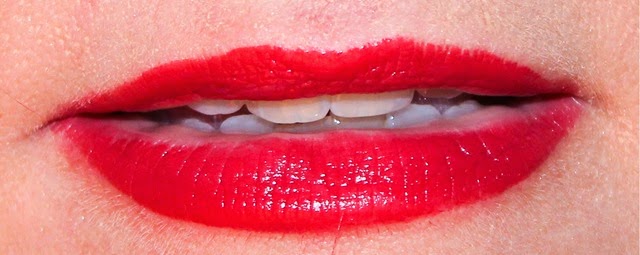 Revlon Super Lustrous Lipstick Fifth Avenue Red lips