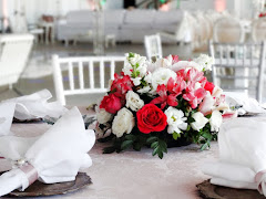 Album (digital) de fotos de centros de mesa baixos. Fotografias digitais da Carla Flores, que faz decoração floral em eventos sociais e corporativos usando as mais lindas flores. Faz bouquet (buquê) de noiva, decoração de casamento, decoração de festas, decoração de 15 anos, arranjos de mesa, decoração de salão de festa, locação de mobiliário, decoração de igreja, arranjos de casamento e decoração dos mais lindos eventos. Atua em Niterói, Rio de Janeiro (RJ). bouquet decoração casamento festa buque rio de janeiro festas rj fotos flores buques arranjo floral decoracao para decoraçao casamentos arranjos florais decorações aniversario