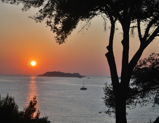 [2011%2520-%2520Fall%2520Vacation%2520-%2520Sunset%2520Bandol%25201%255B3%255D.jpg]